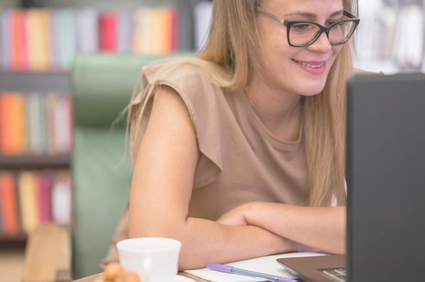 Ein Schreibtisch mit Laptop und Notizbuch für effektives Fernlernen